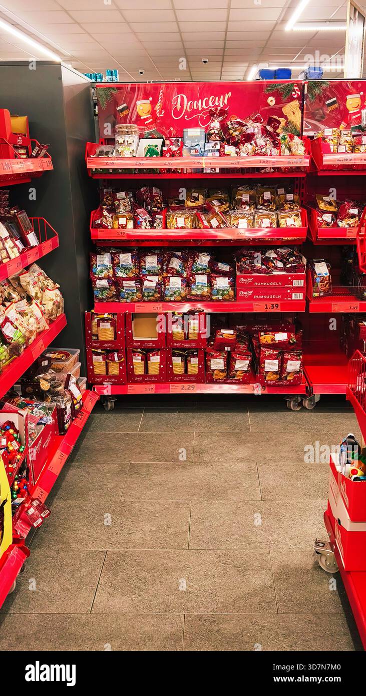 ISERLOHN, GERMANIA — NOVEMBRE 25 2025: Mostra di dolci natalizi all'interno del supermercato Penny che mostra una selezione assortita di caramelle natalizie Foto Stock