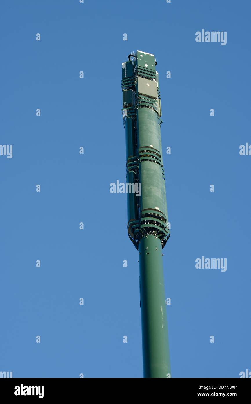 Trasmettitore montante mobile 5G. Segnale 5G in un'area abitata. Foto Stock