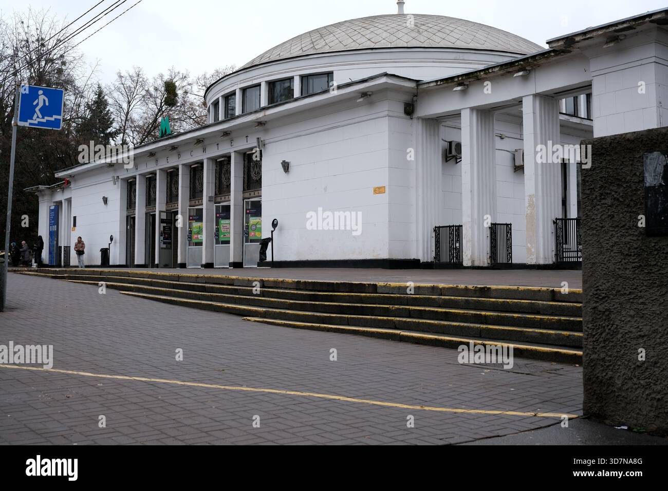 Un bellissimo edificio storico accoglie i visitatori nel trafficato centro della città. Kiev, Ucraina, 26 novembre 2025. Foto Stock