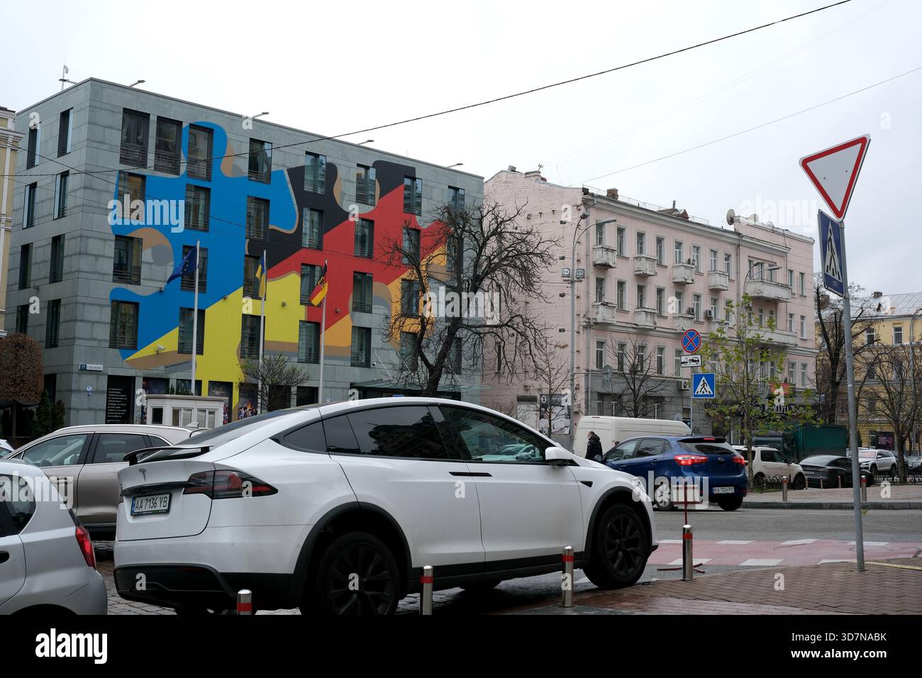 Il vivace murale del puzzle esalta un paesaggio urbano in un pomeriggio grigio. Kiev, Ucraina, 26 novembre 2025. Foto Stock