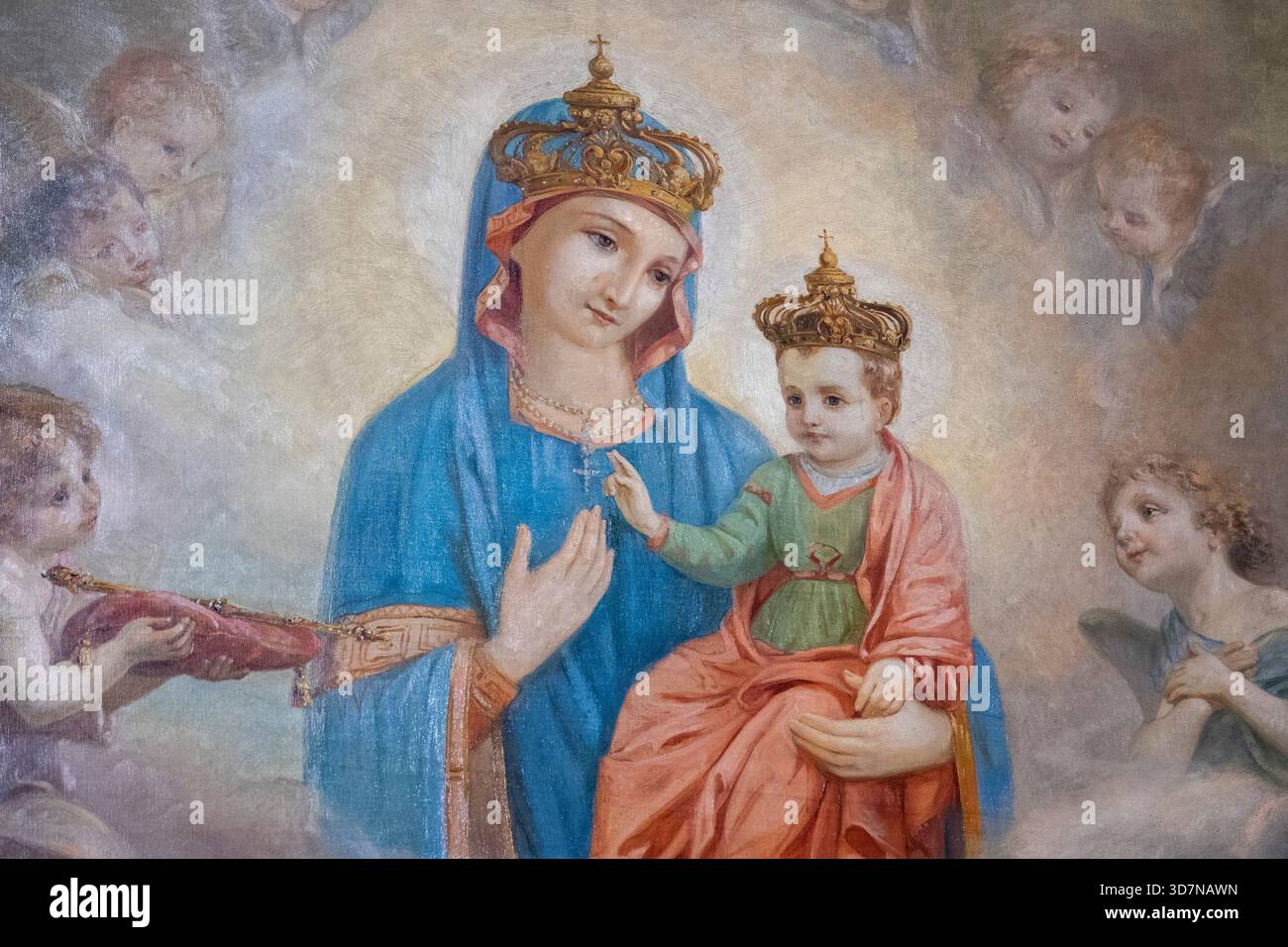 Cherasco, Italia - 10-20-2025: Affresco (XIX secolo) della Beata Vergine Maria che tiene in braccio Gesù Cristo bambino. Foto Stock