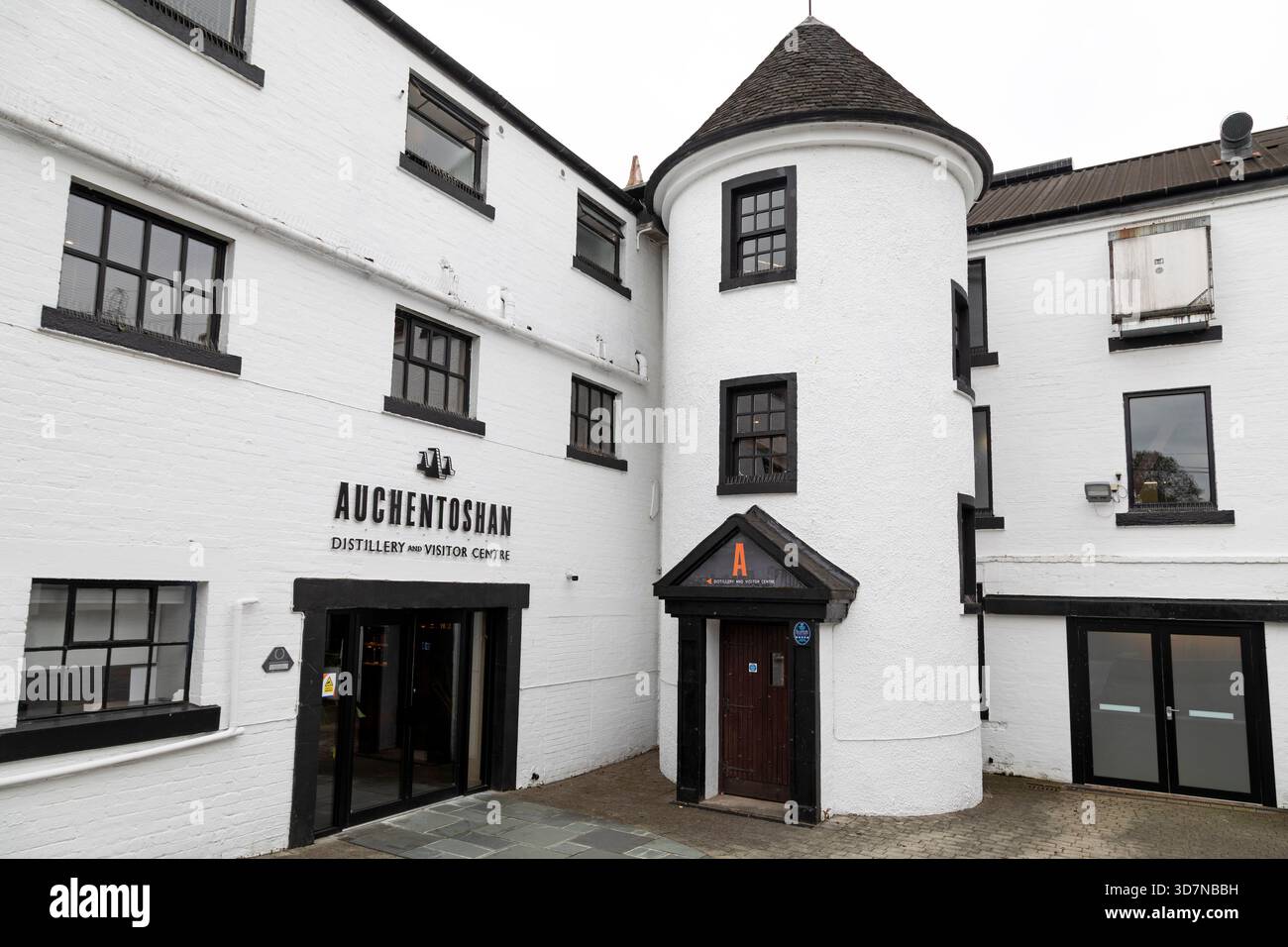 Il centro visitatori della distilleria Auchentoshan a Glasgow, Scozia. La distilleria è stata fondata nel 1823, e distilla triplo i suoi whisky. Foto Stock