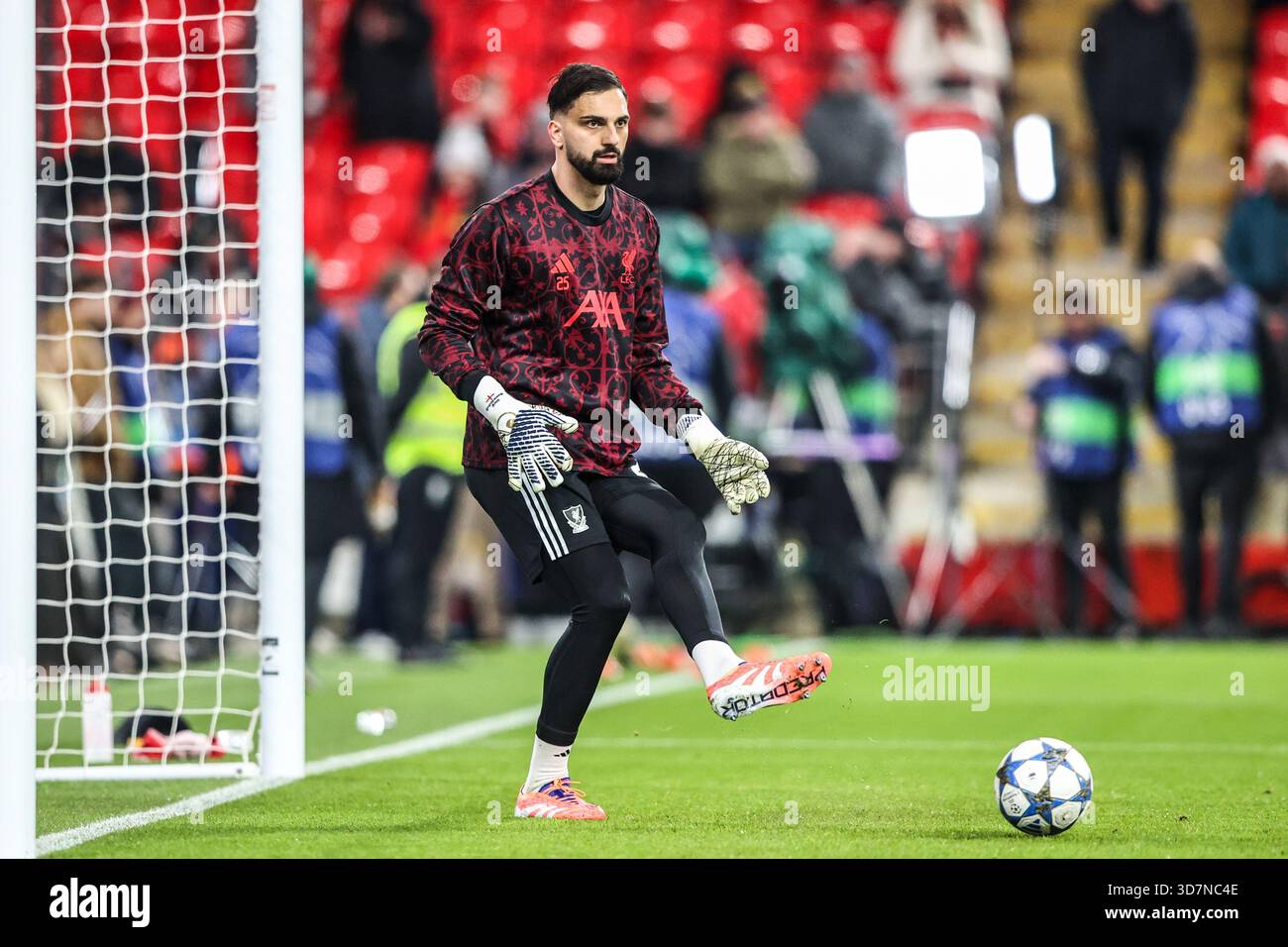 Portiere del Liverpool Giorgi Mamardashvili nella sessione di riscaldamento pre-partita durante il 5 di UEFA Champions League di 8 Liverpool vs PSV Eindhoven ad Anfield, Liverpool, Regno Unito, 26 novembre 2025 (foto di Alfie Cosgrove/News Images) *** GER AUT sui OUT *** Foto Stock