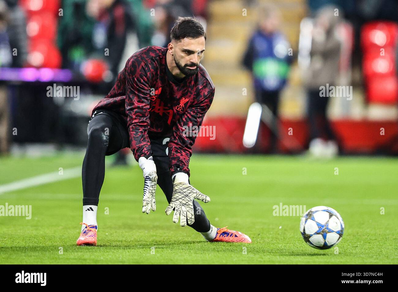 Portiere del Liverpool Giorgi Mamardashvili nella sessione di riscaldamento pre-partita durante il 5 di UEFA Champions League di 8 Liverpool vs PSV Eindhoven ad Anfield, Liverpool, Regno Unito, 26 novembre 2025 (foto di Alfie Cosgrove/News Images) *** GER AUT sui OUT *** Foto Stock