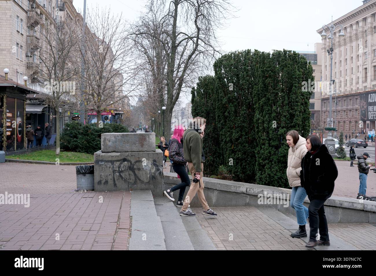 Gruppi di amici passeggiano lungo una strada della città godendosi la giornata nonostante il freddo. Khreshchatyk, Kiev, Ucraina. 26 novembre 2025. Foto Stock