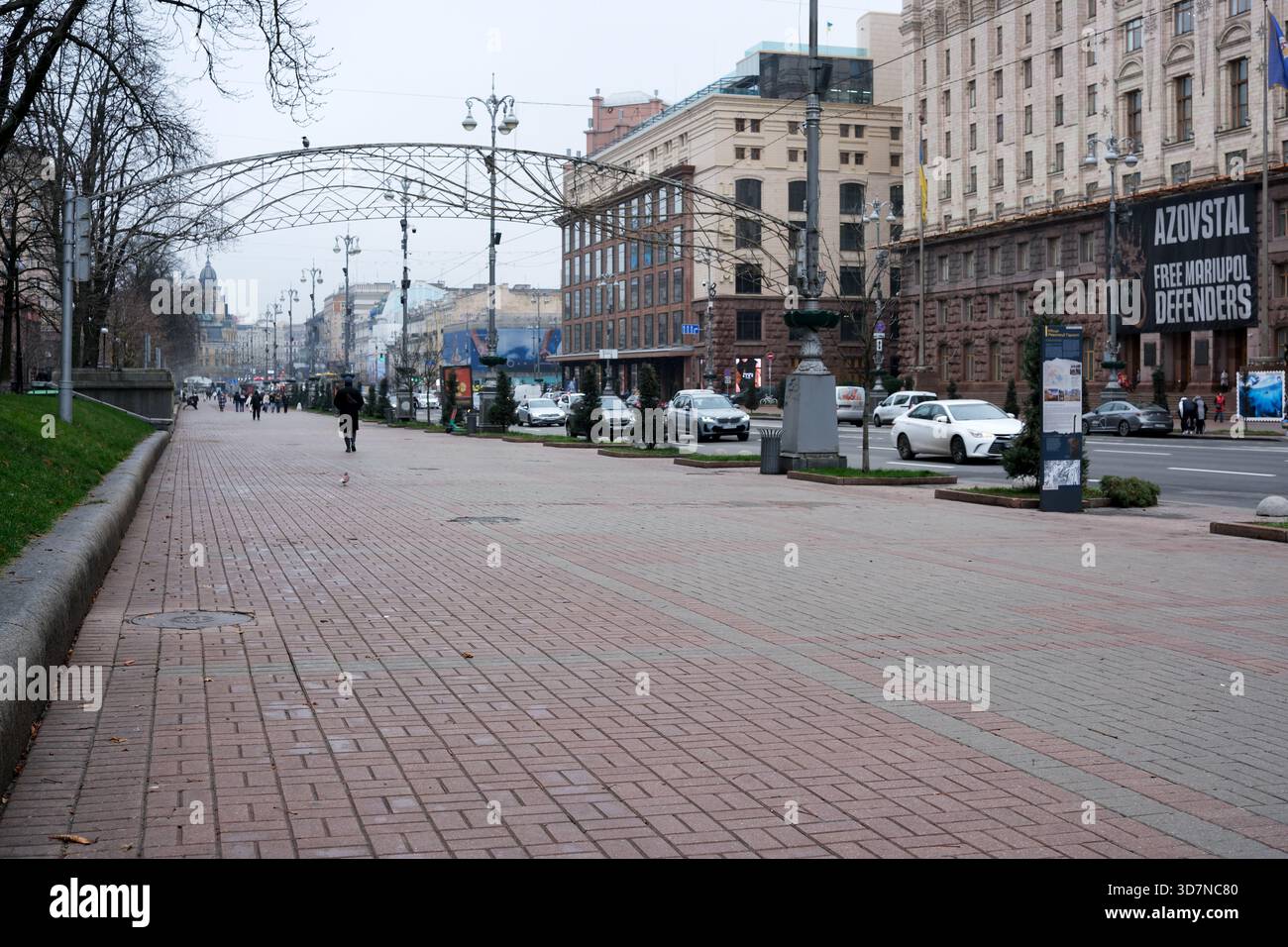 Una strada cittadina è piena di pedoni e veicoli sotto cieli nuvolosi. Khreshchatyk, Kiev, Ucraina. 26 novembre 2025. Foto Stock