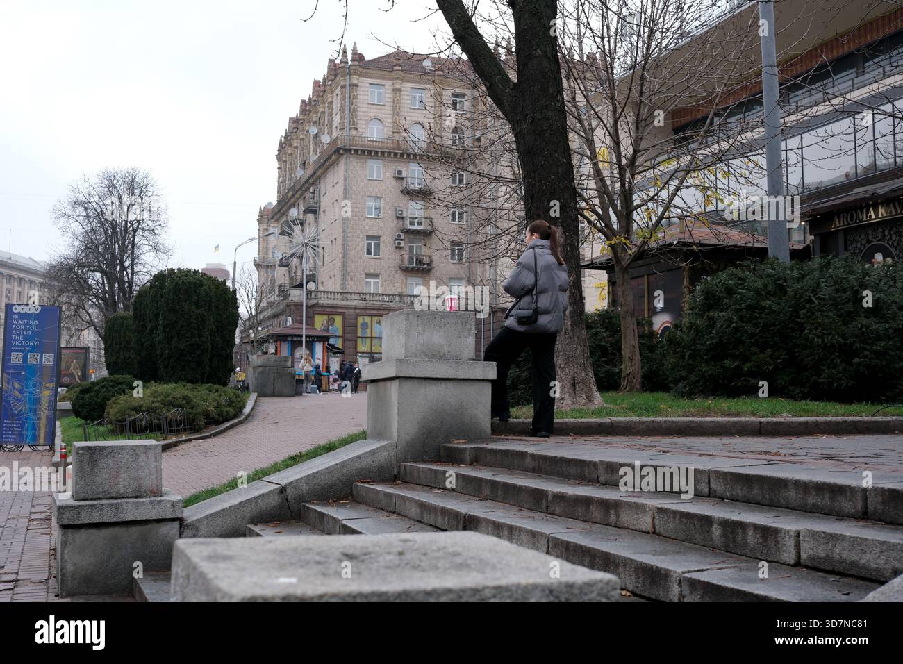 Le persone passeggiano lungo la vivace strada sotto i cieli nuvolosi, mostrando la vita della città. Khreshchatyk, Kiev, Ucraina. 26 novembre 2025. Foto Stock
