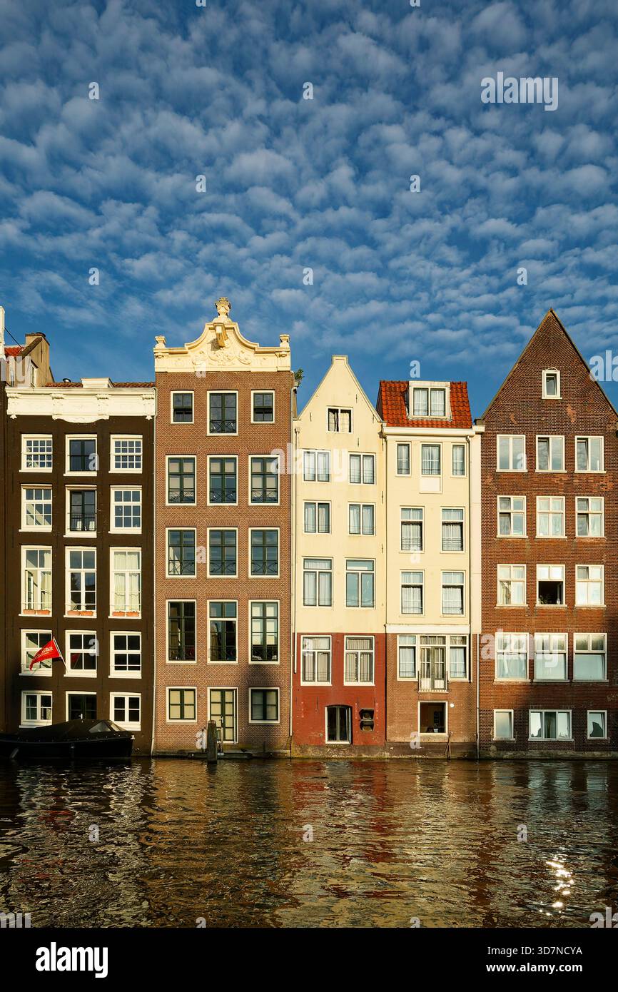 Architettura classica di Amsterdam: Case colorate sui canali con tradizionali trampolini Foto Stock