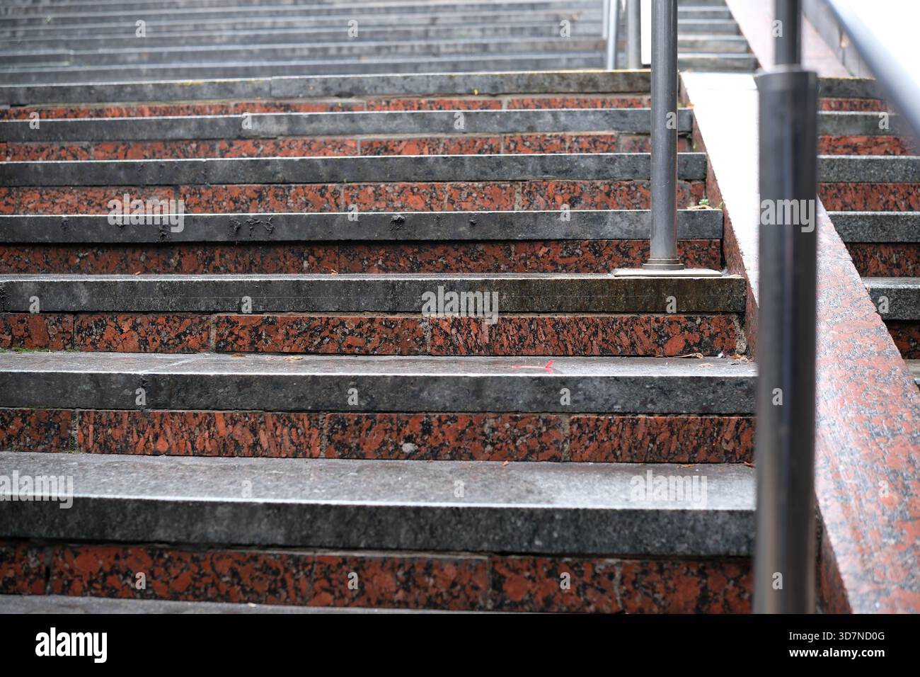 I gradini di pietra salgono verso una struttura contemporanea in una giornata nuvolosa. Foto Stock