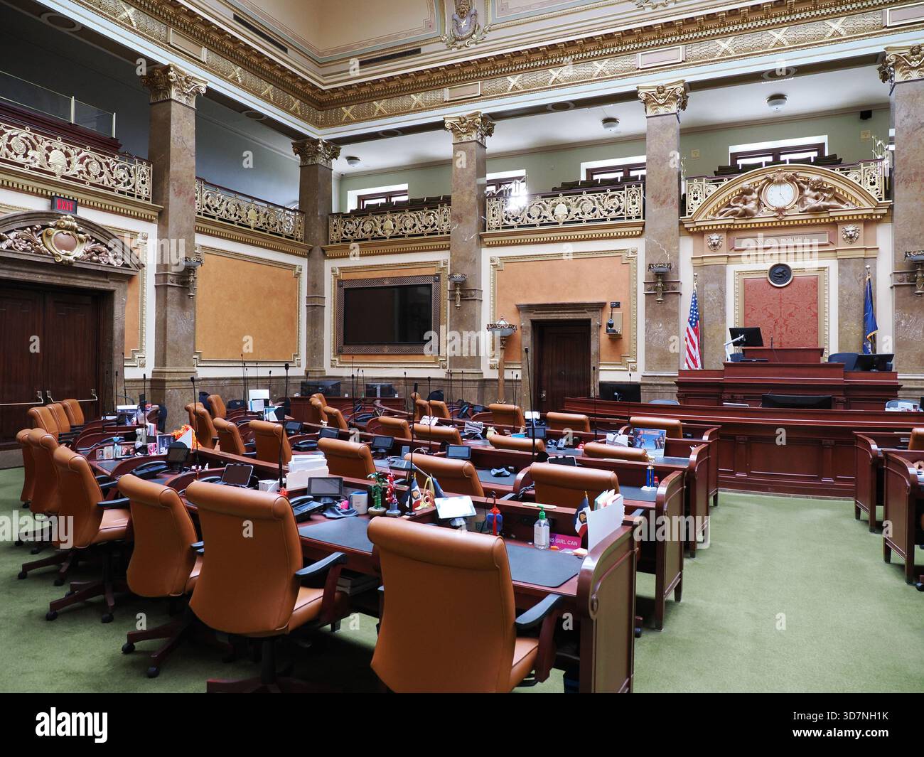 Utah State Capitol, UT - 20 settembre 2025: Ampia vista angolata della camera legislativa, evidenziando la disposizione delle scrivanie, il balcone panoramico e Foto Stock