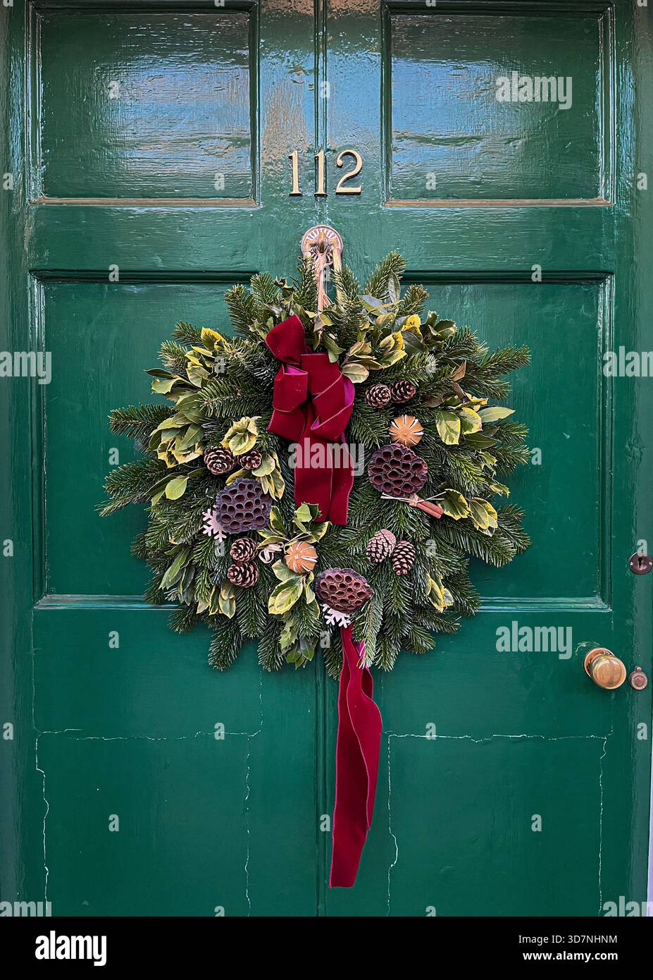 Corona di Natale su una porta di legno verde - Immagine stock catturata con smartphone