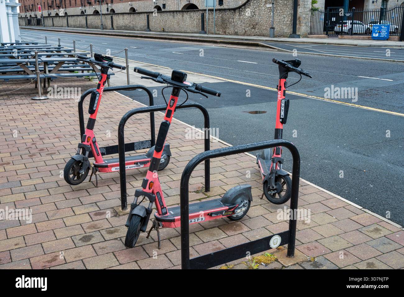 Liverpool, Regno Unito - 18 luglio 2025; voi scooter elettrico nella città di Liverpool. Foto Stock