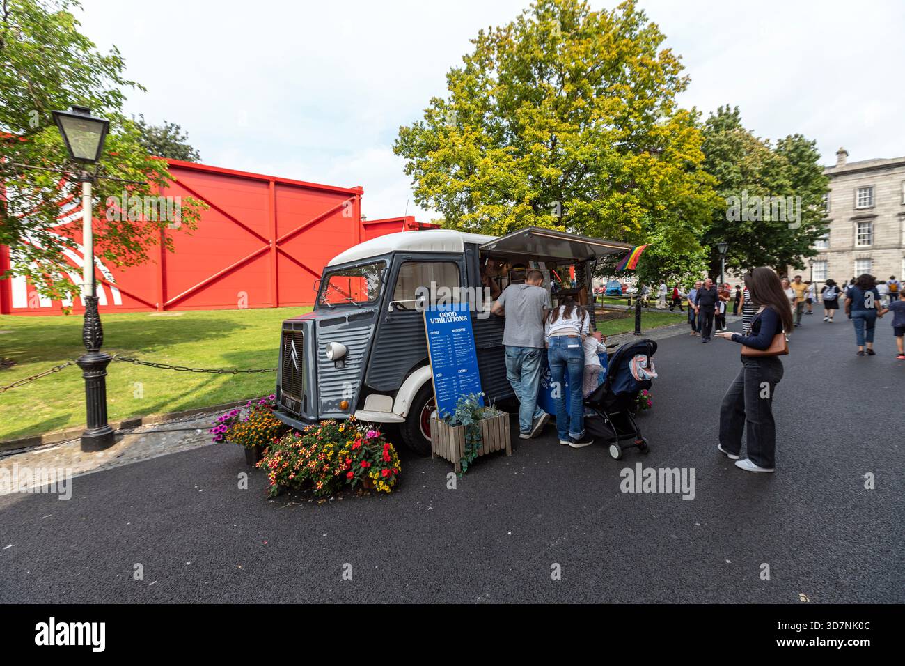Le Petit Camion, Food Truck al Trinity College di Dublino, Irlanda Foto Stock
