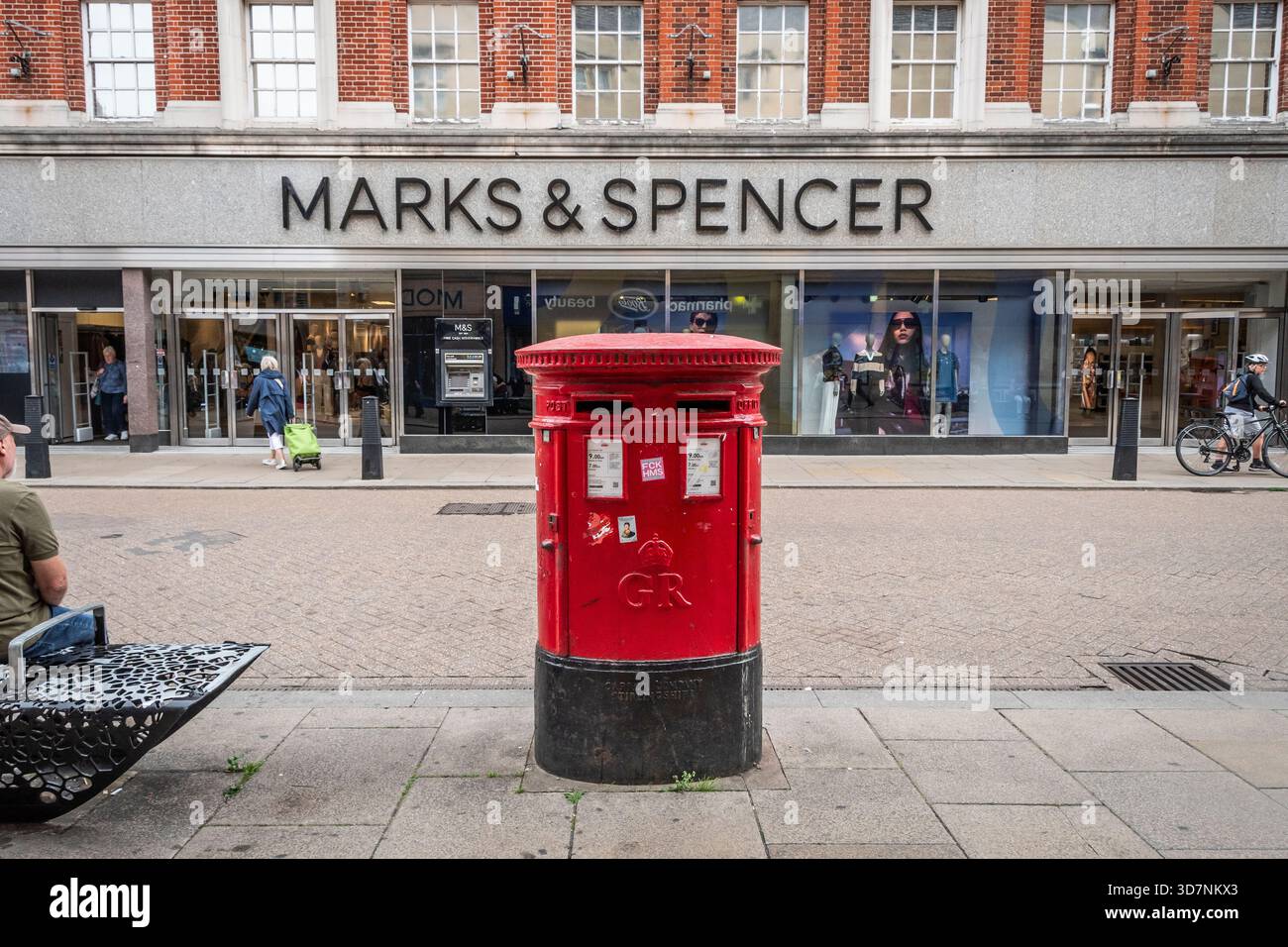 Marks and Spencer, Sidney Street, Cambridge, Cambridgeshire, Inghilterra. Casella posta rossa in primo piano. Foto Stock