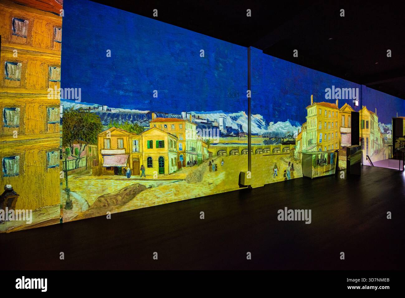 Vista a colori della coinvolgente mostra Van Gogh a Chicago, i visitatori sono immersi nei dipinti proiettati. Foto Stock