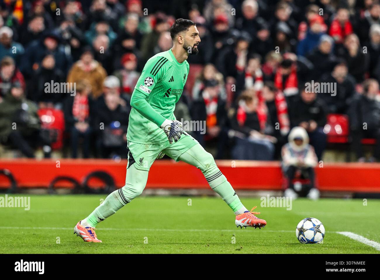 Portiere del Liverpool Giorgi Mamardashvili in azione durante il 5 di UEFA Champions League Matchday 5 di 8 Liverpool vs PSV Eindhoven ad Anfield, Liverpool, Regno Unito, 26 novembre 2025 (foto di Alfie Cosgrove/News Images) *** GER AUT sui OUT *** Foto Stock
