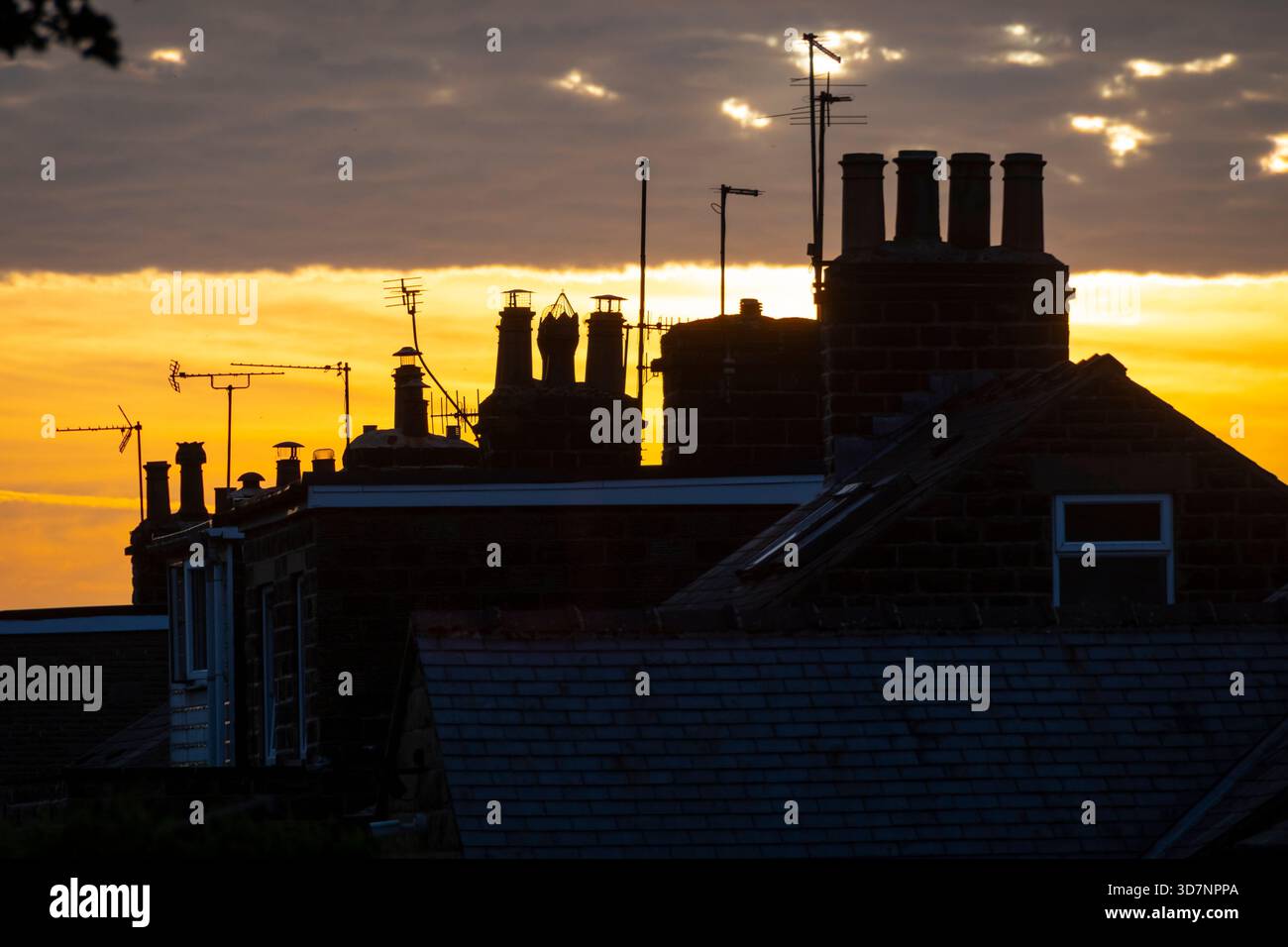 Camini sulle case all'alba, Thurlstone, vicino a Barnsley, South Yorkshire, Inghilterra Foto Stock