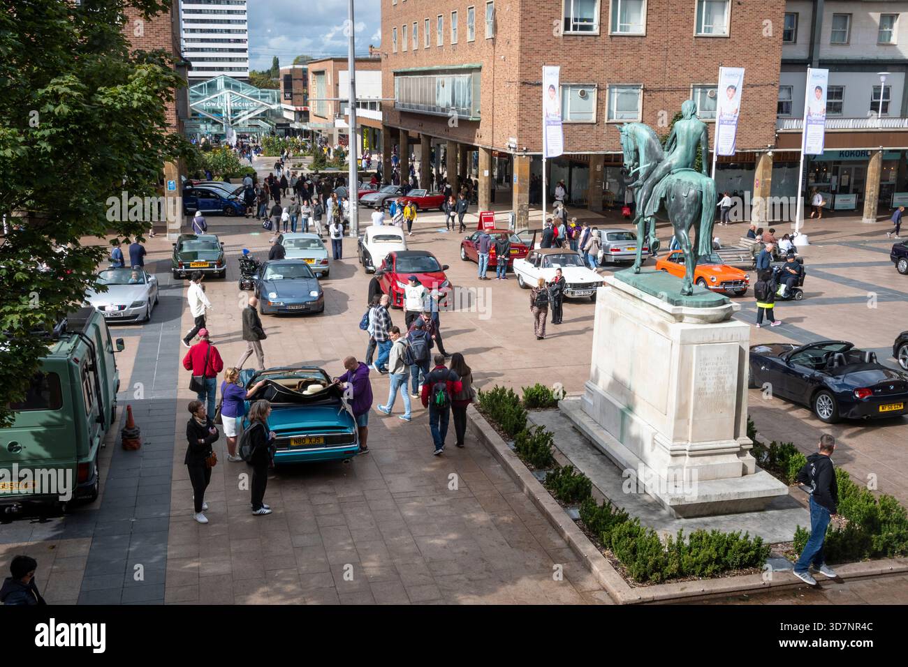 Mostra di auto d'epoca nel quartiere pedonale di Broadgate, statua di Lady Godiva, centro di Coventry, Warwickshire, Inghilterra Foto Stock
