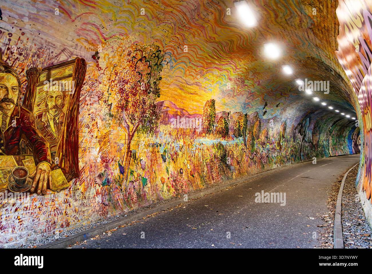 Tunnel Colinton dipinto di colori con vibranti opere murali alberi astratti, persone e paesaggi lungo il percorso ciclabile pedonale curvo Edimburgo, scozia Foto Stock