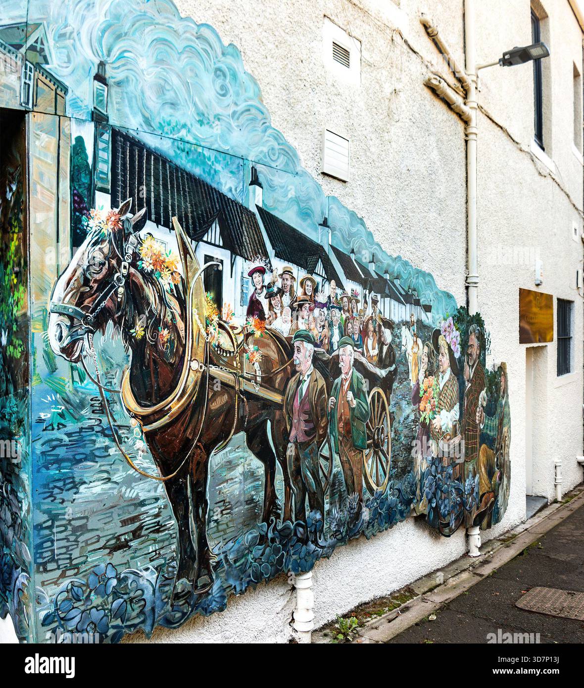 Murale in un vicolo bianco che raffigura una carrozza d'epoca trainata da cavalli e persone in abiti storici nella festosa scena rurale di Colinton, Edimburgo, Scozia Foto Stock