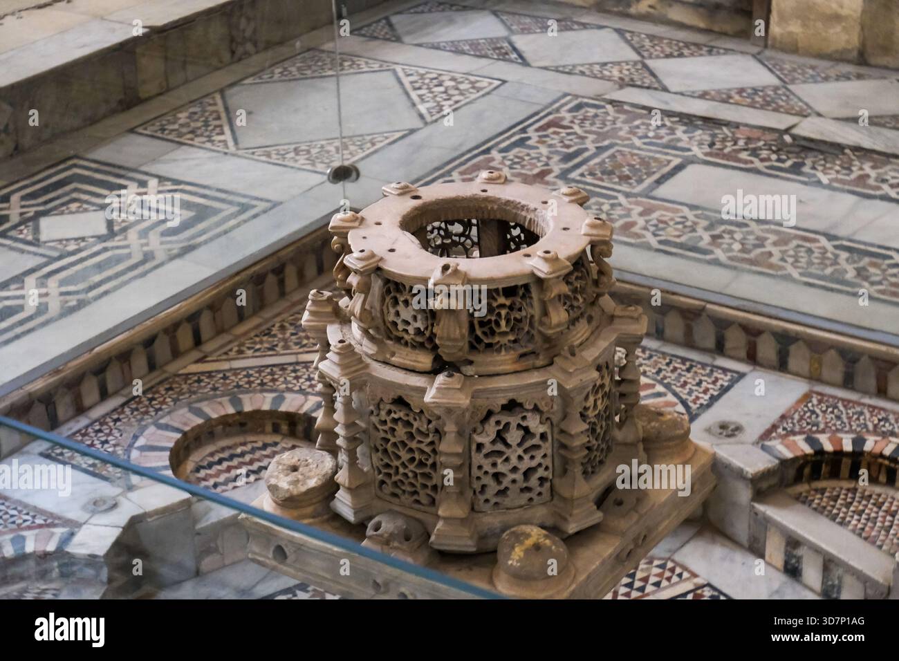 Fontana di marmo all'interno del cortile dello storico Fatimid Bayt al suhaymi nel vecchio cairo, Egitto Foto Stock