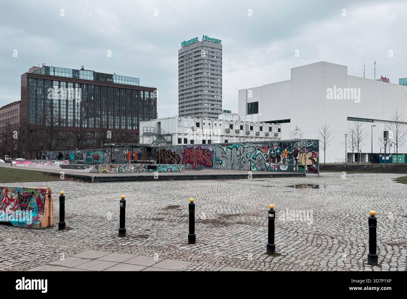 Centro di Varsavia, con il Museo d'Arte moderna, il grattacielo di via Zgoda e lo skate Park coperto di graffiti, in un clima nuvoloso. Foto Stock
