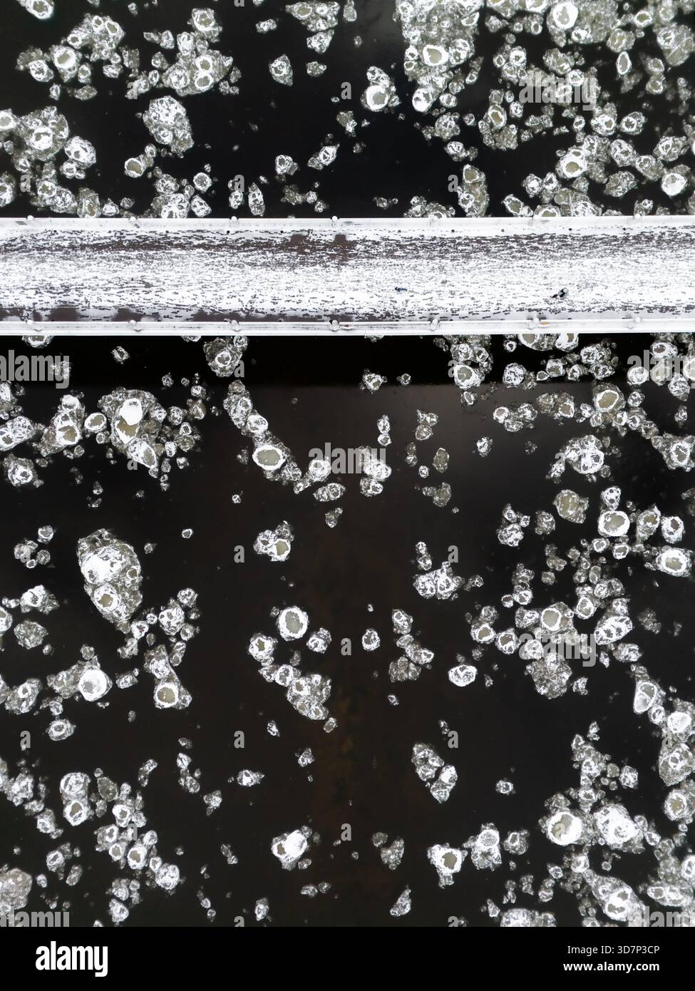 Vista aerea del fiume Neris, una tela monocromatica aspra punteggiata di frattali ghiacciati e un ponte che attraversa la distesa ghiacciata di Vilnius, Vilnius, Foto Stock