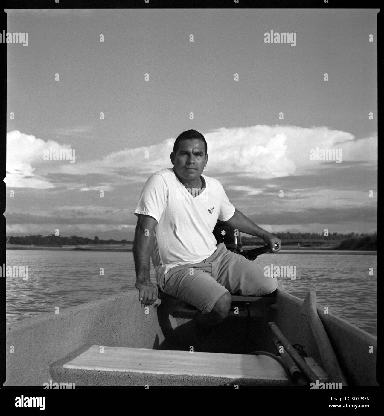 26 settembre 2024, Isla del Silencio, Antioquia, Colombia: FRANKI ZAPATA, 37, un pescatore di Puerto nAre, manovra la sua barca per controllare queste linee di pesca vicino a Isla del Silencio dove sono stati avvistati fino a 10 ippopotami. Vuole che il Ministero dell'ambiente si occupi degli ippopotami: "Beh, dato che noi pescatori dobbiamo vivere con gli ippopotami praticamente ogni notte, per noi è meglio che vengano portati via. Per evitare di incontrarli, devo pescare, diciamo, due chilometri a valle o a monte, dove non vanno. Dato che CE ne sono tanti e vengono fuori in posti diversi, tu Foto Stock