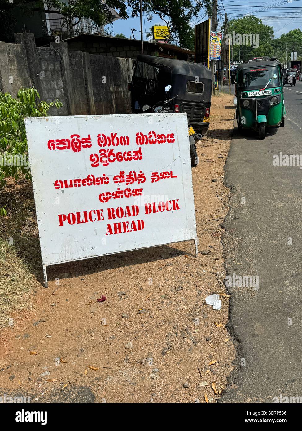 Trincomalee, Sri Lanka - 28 luglio 2025: Cartello di blocco della polizia dello Sri Lanka a lato della strada. Foto Stock