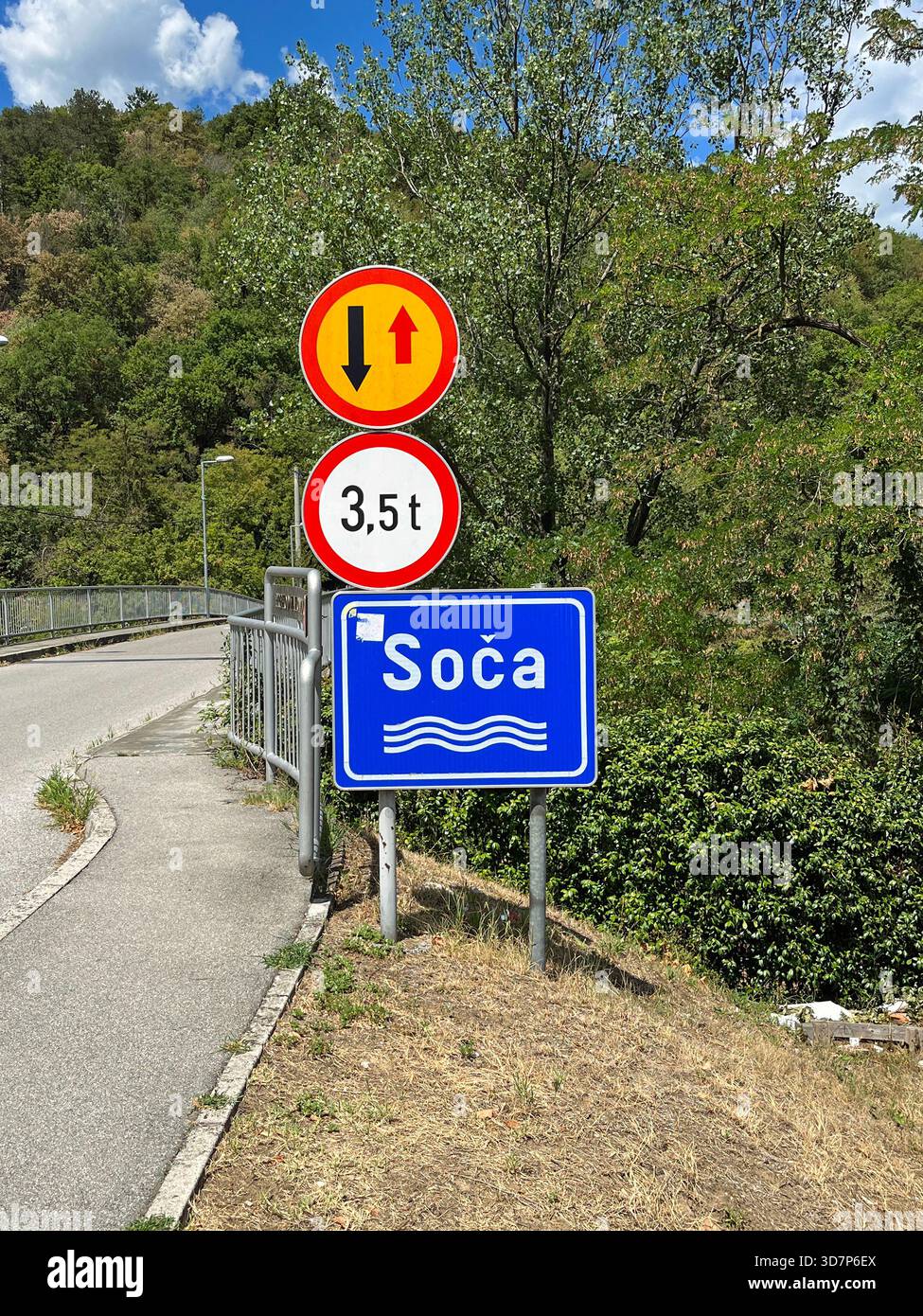 Kanal, Slovenia - 3 agosto 2022: Cartello del fiume Soca a lato della strada. Foto Stock