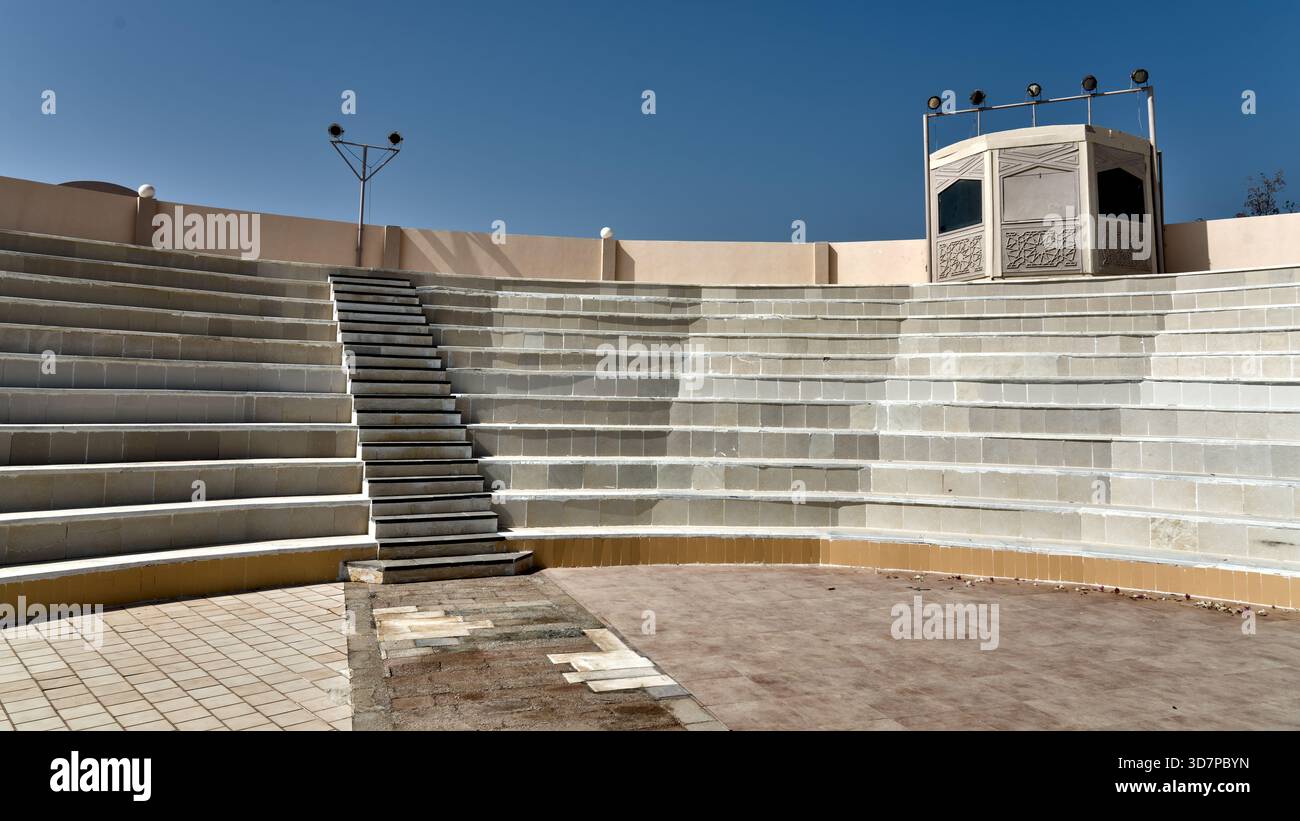 Vista di un piccolo anfiteatro all'aperto in un hotel resort in Egitto con posti a sedere su più livelli e ambiente all'aperto. Foto Stock