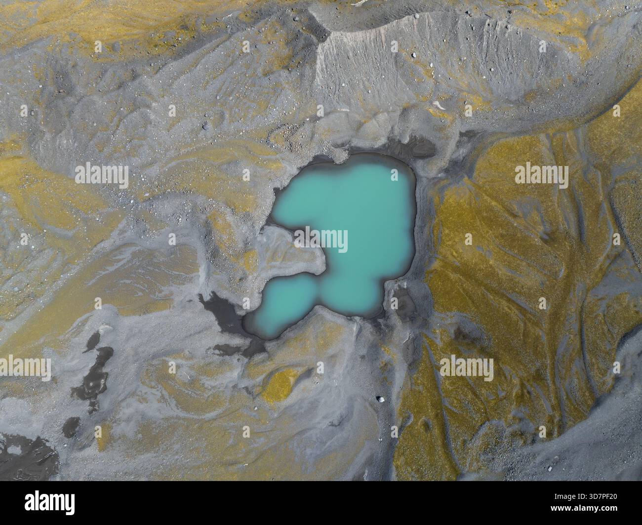 Vista aerea di una piscina glaciale che riflette le sfumature turchesi nel paesaggio di Skaftafell, Sveitarfelagid Hornafjordur, Islanda. Foto Stock