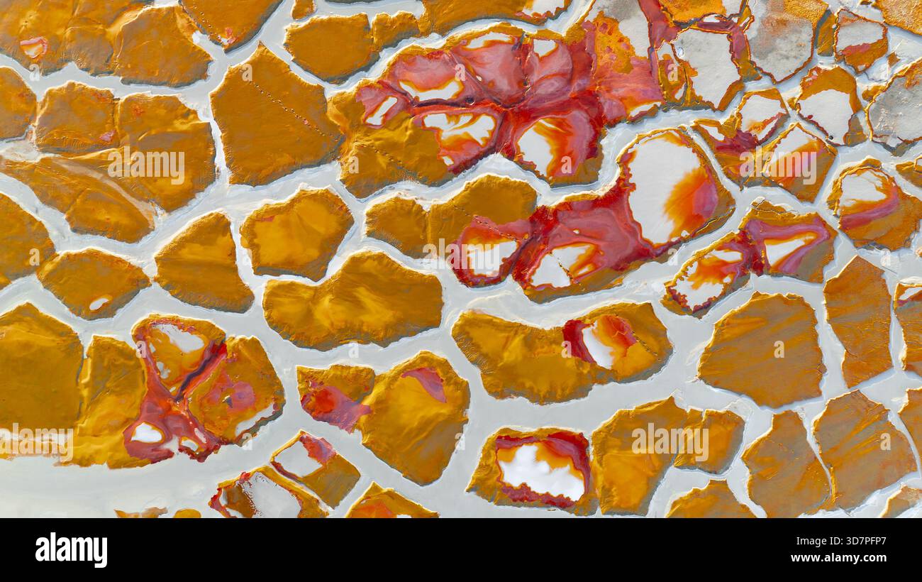 Vista aerea di un paesaggio marziano con torrenti di acque ricche di ferro che attraversano la terra ocra, creando una tavola surreale e ultraterrena Foto Stock