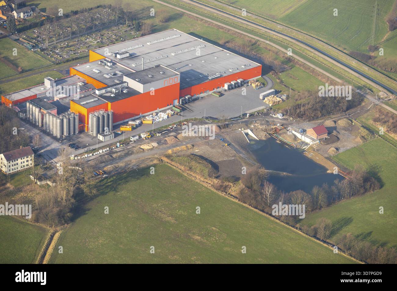 RIBA Verpackungen GmbH con Pelkumer Bach nel distretto Pelcum di Hamm. Hamm, regione della Ruhr, Renania settentrionale-Vestfalia, Germania, Hamm, DEU, Europa, aereo Foto Stock