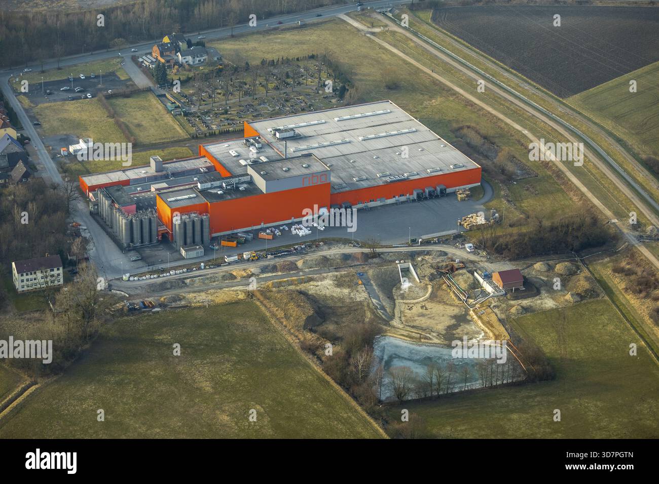 Bacino di contenimento delle inondazioni presso Riba Verpackungen GmbH a Hamm nella Renania settentrionale-Vestfalia. Hamm, regione della Ruhr, Renania settentrionale-Vestfalia, Germania, Hamm, DEU, Europa Foto Stock