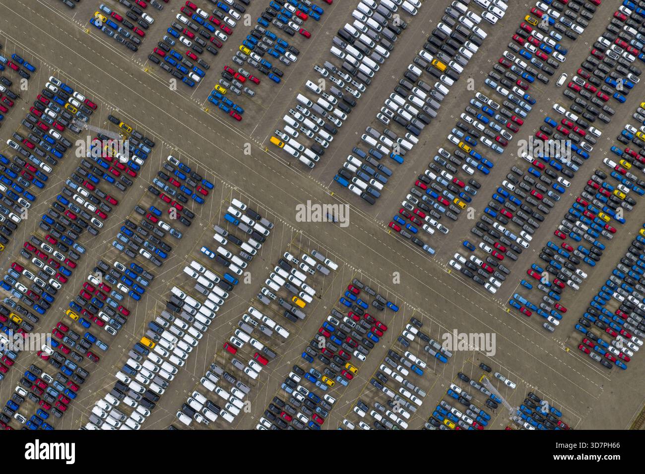 Vista aerea di un ampio parcheggio con file di veicoli colorati che gettano ombre sull'asfalto, Sloegebied, Zelanda, Paesi Bassi. Foto Stock