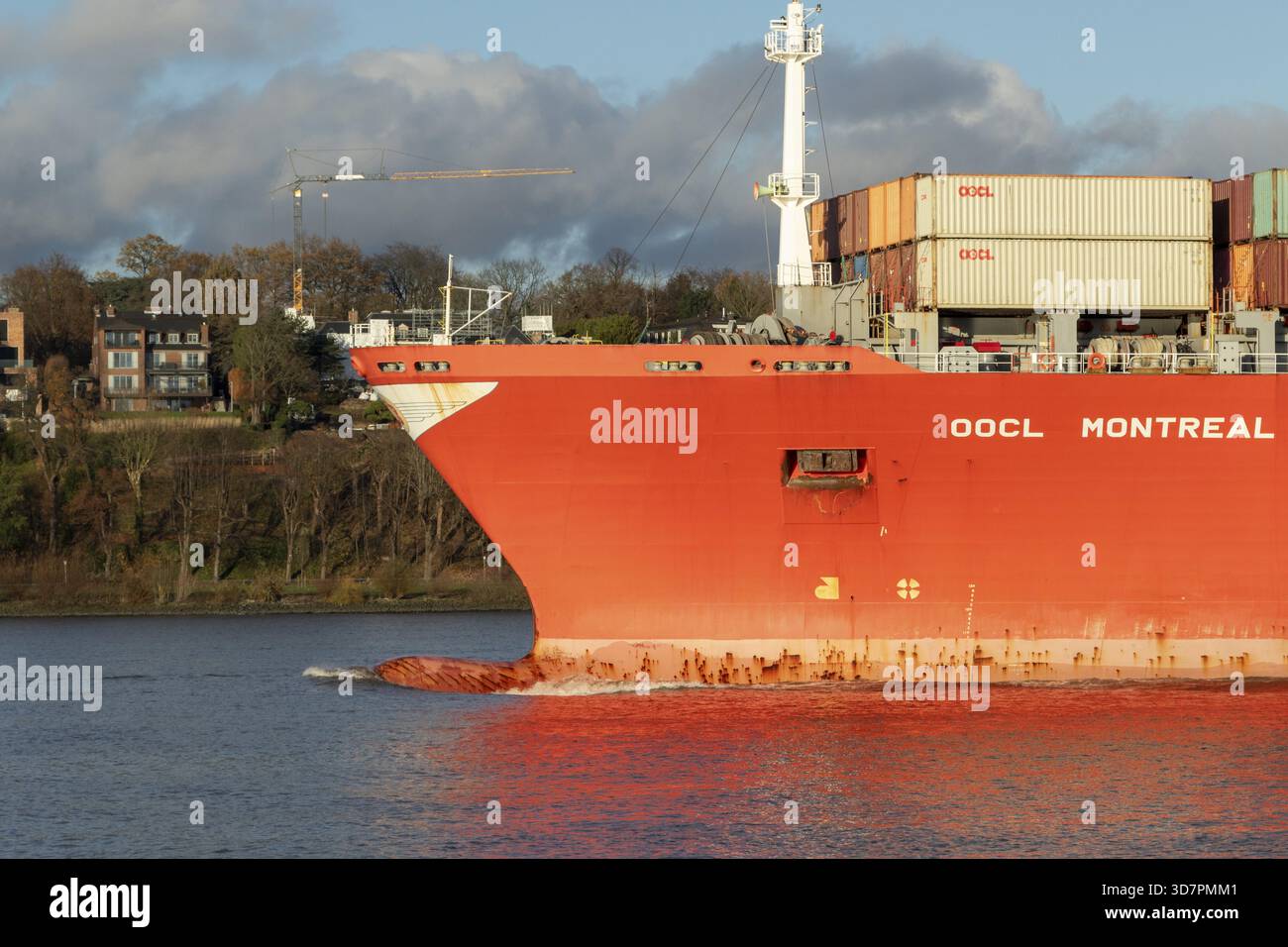 Vista dettagliata della prua, del bulbo, della nave portacontainer OOCL Montreal della compagnia di navigazione Orient Overseas Container Line al sole serale sull'Elba Foto Stock