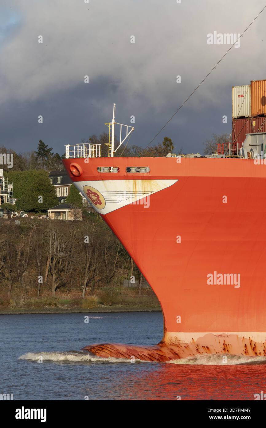 Vista dettagliata della prua, del bulbo, della nave portacontainer OOCL Montreal della compagnia di navigazione Orient Overseas Container Line al sole serale sull'Elba Foto Stock