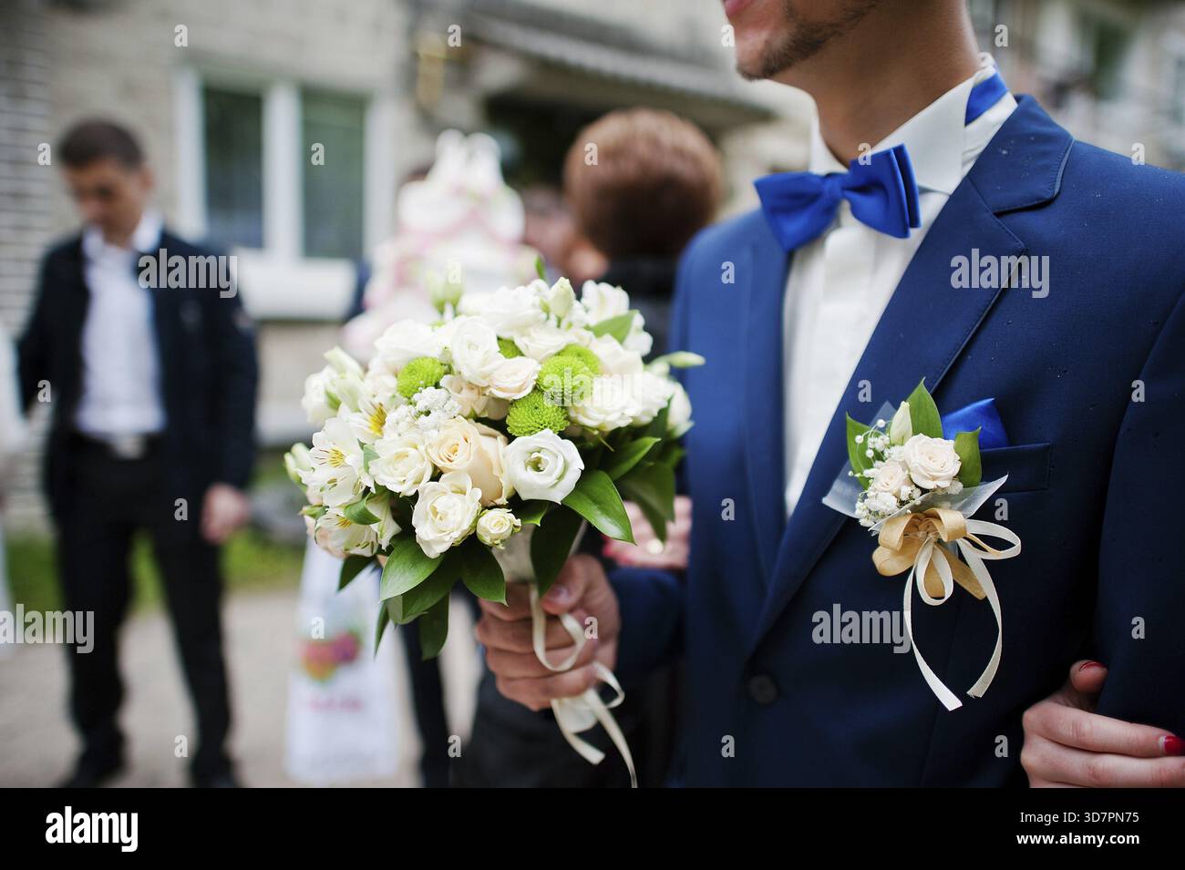 Spennellate la giacca blu e il papillon con bouquet Foto Stock