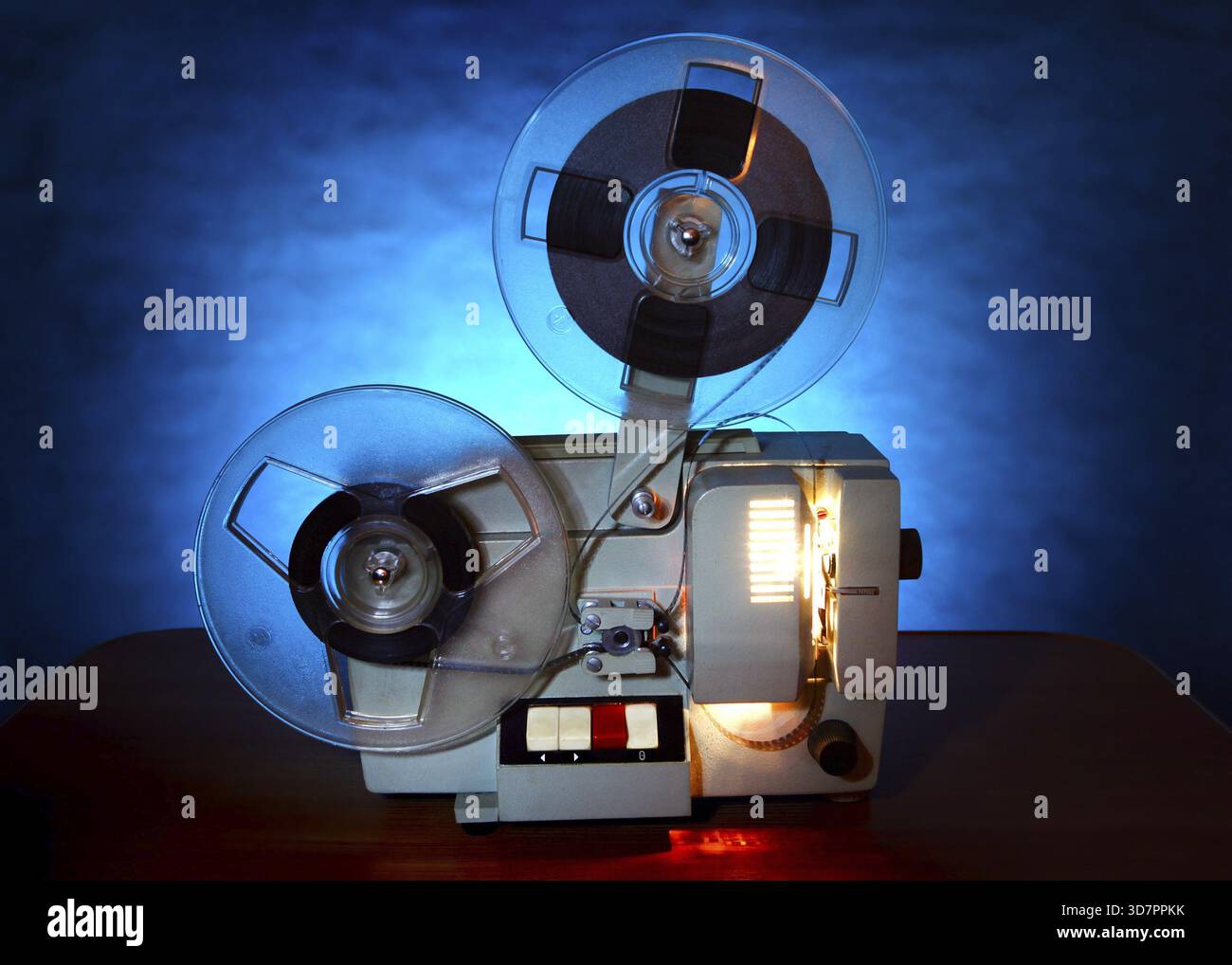 Vecchio proiettore da 8mm film al crepuscolo sul tavolo Foto Stock
