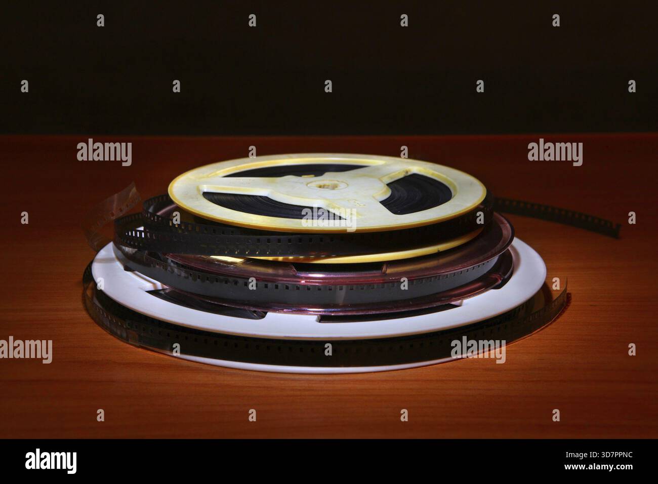 Vecchie bobine di film sul tavolo nella stanza buia Foto Stock
