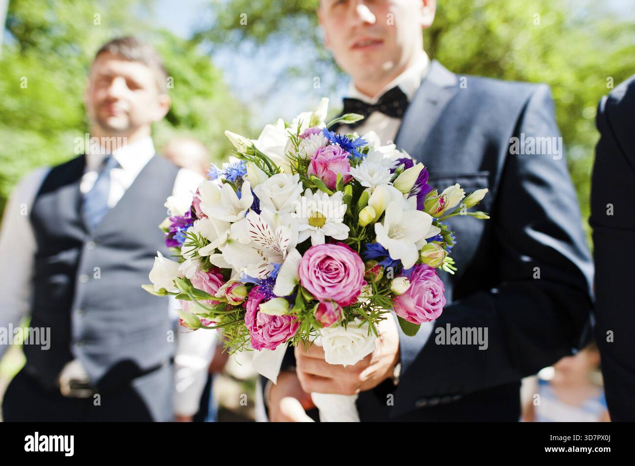 Elegante e bel bouquet a mani di groom Foto Stock