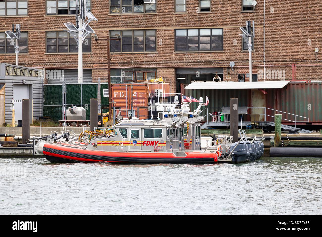 Motovedette parcheggiate in un molo nella Baia di Hudson a New York Foto Stock