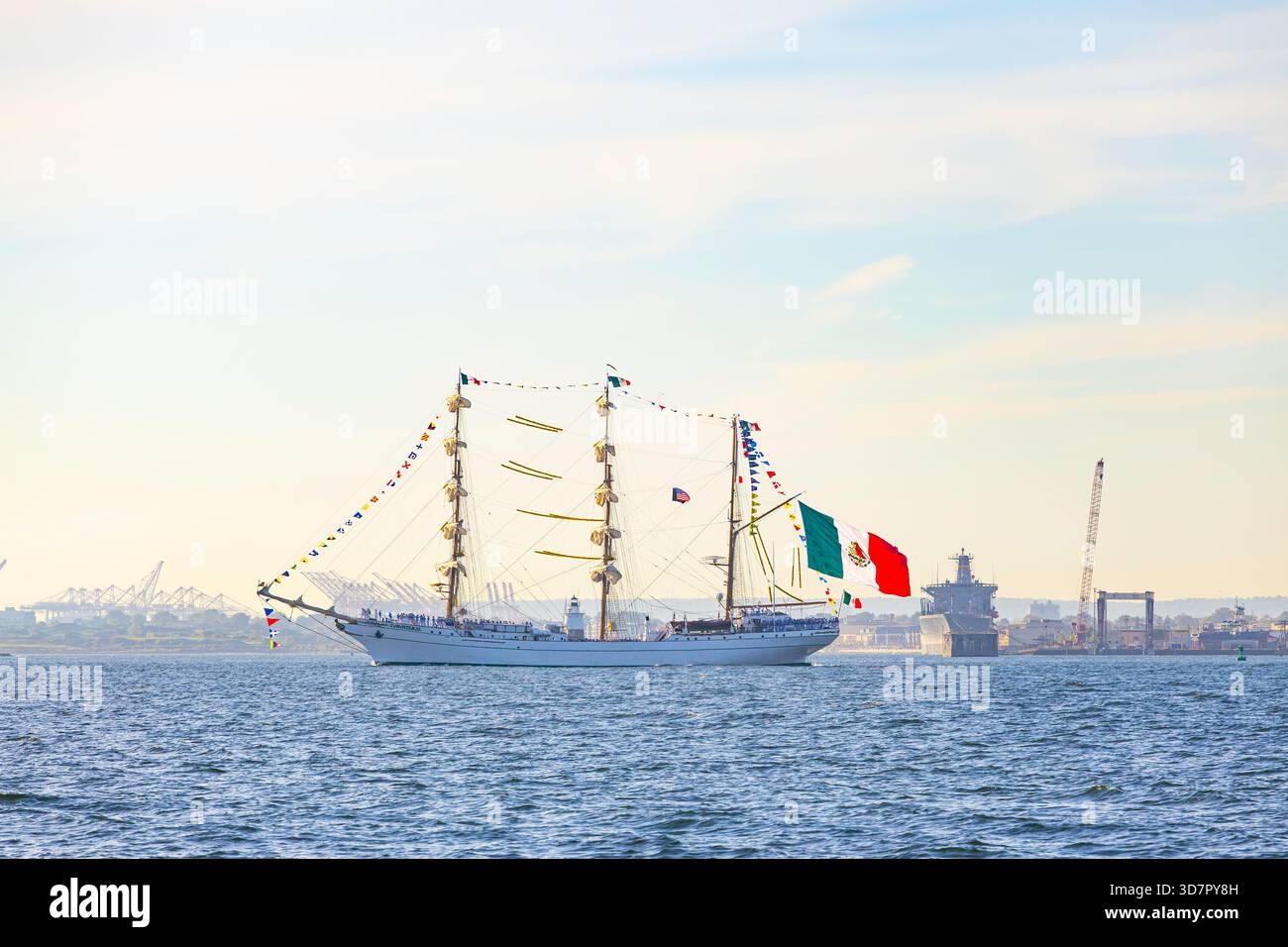 Un grande veliero a tre alberi senza vele e una grande bandiera messicana a poppa navigando sulla Baia di Hudson. Foto Stock