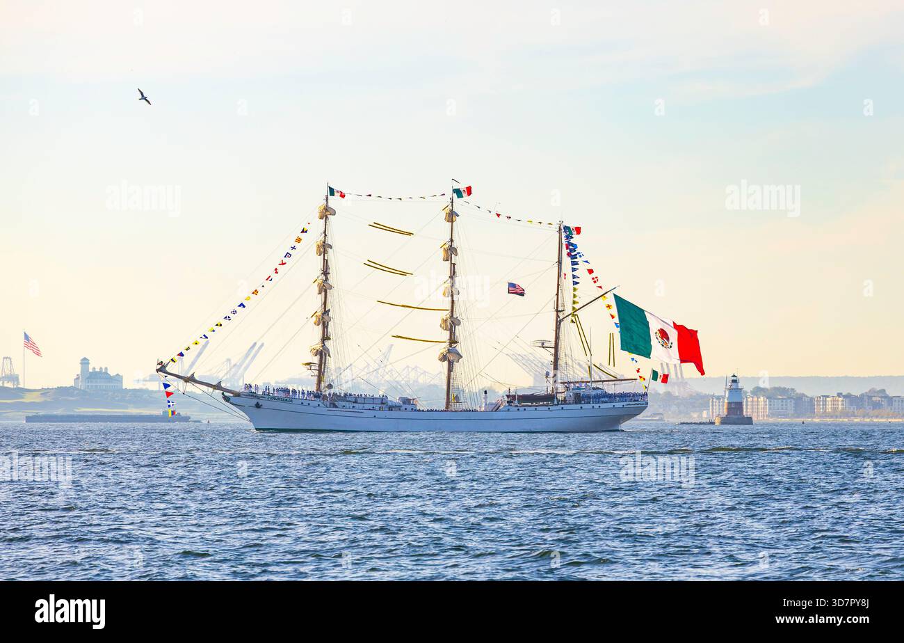 Un grande veliero a tre alberi senza vele e una grande bandiera messicana a poppa navigando sulla Baia di Hudson. Foto Stock