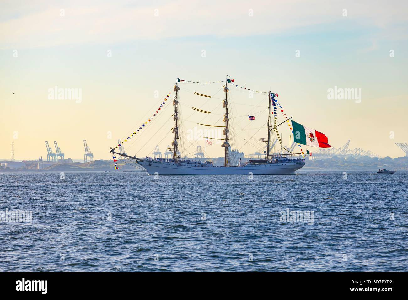 Un grande veliero a tre alberi senza vele e una grande bandiera messicana a poppa navigando sulla Baia di Hudson. Foto Stock