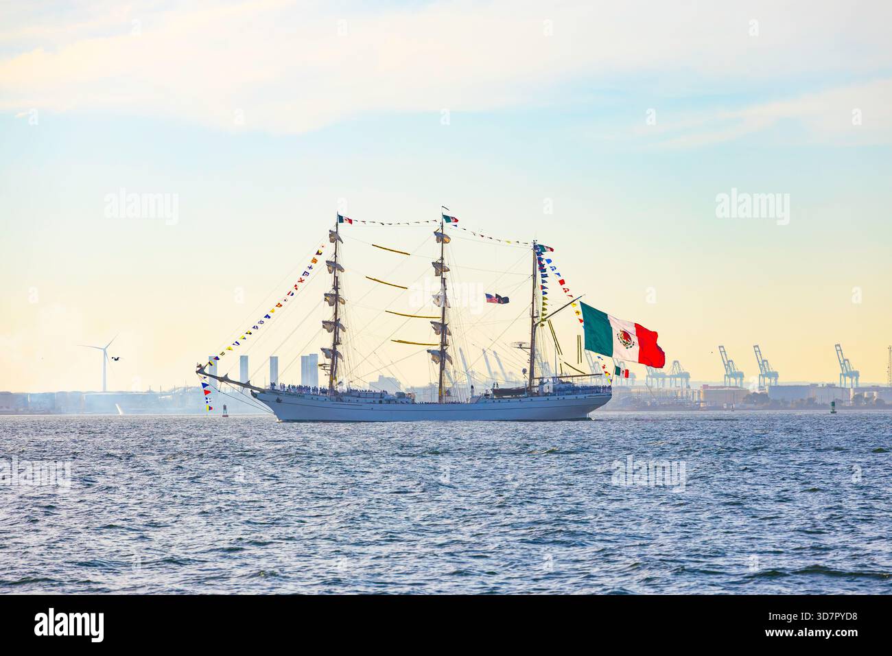 Un grande veliero a tre alberi senza vele e una grande bandiera messicana a poppa navigando sulla Baia di Hudson. Foto Stock