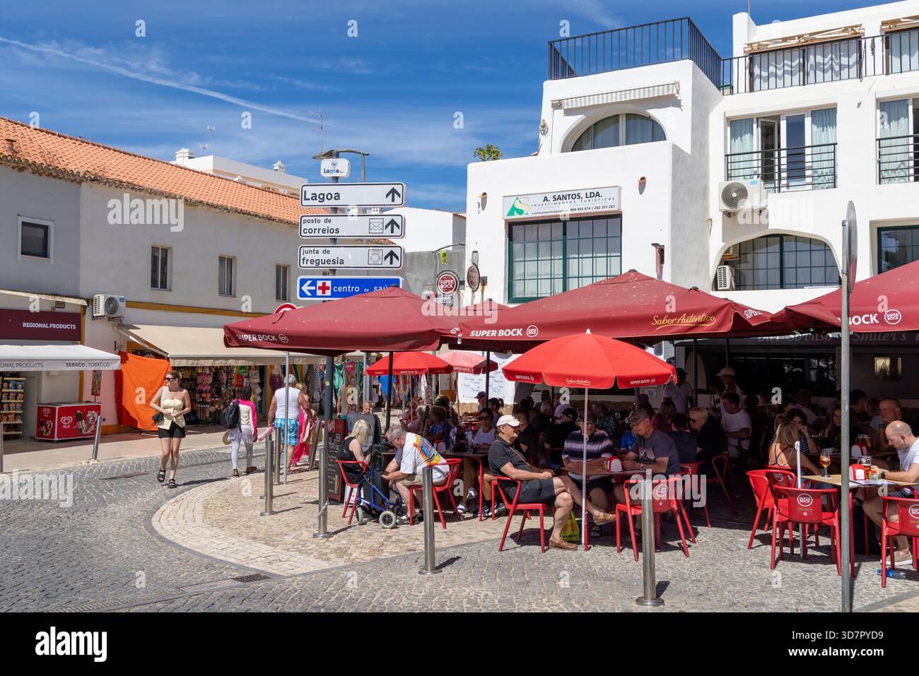 Centro di Carvoeiro, Algarve, Portogallo, gente che gusta il pranzo e le bevande in uno dei numerosi ristoranti Foto Stock