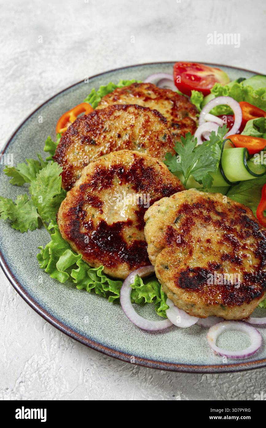 Cotolette di pollo fritte, pollo tritato, con verdure, grigie, con insalata di verdure, vista dall'alto, fatto in casa, niente persone Foto Stock