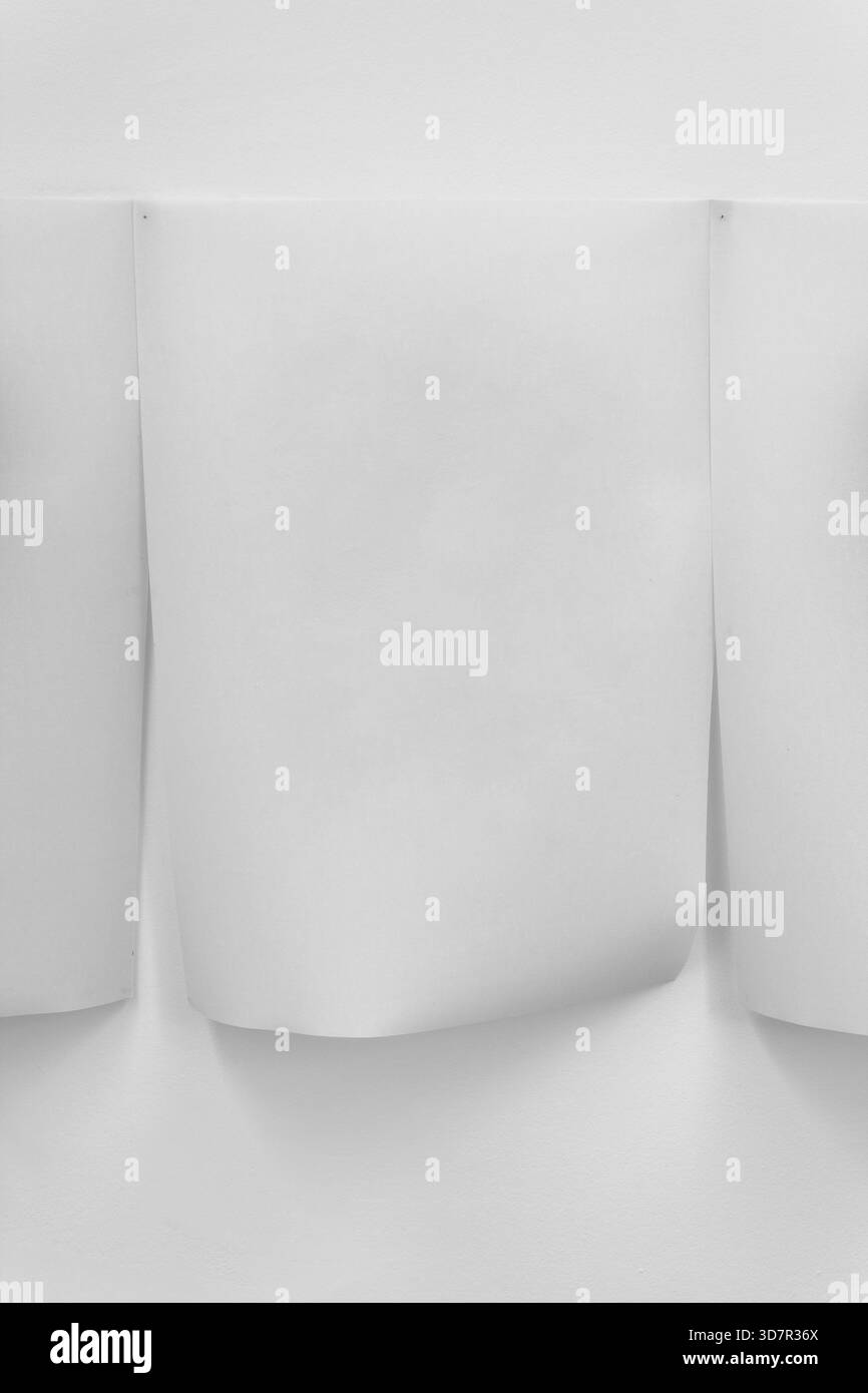 Mockup vuoto, in formato foglio DIN A4, fissato a una parete di sfondo semplice Foto Stock